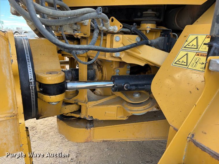 image for item ED0208 2015 Caterpillar 730C water wagon