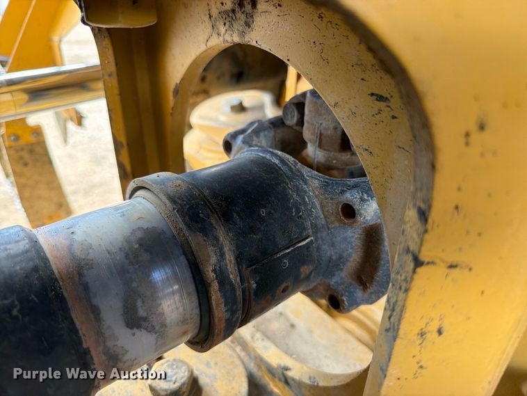 image for item ED0208 2015 Caterpillar 730C water wagon