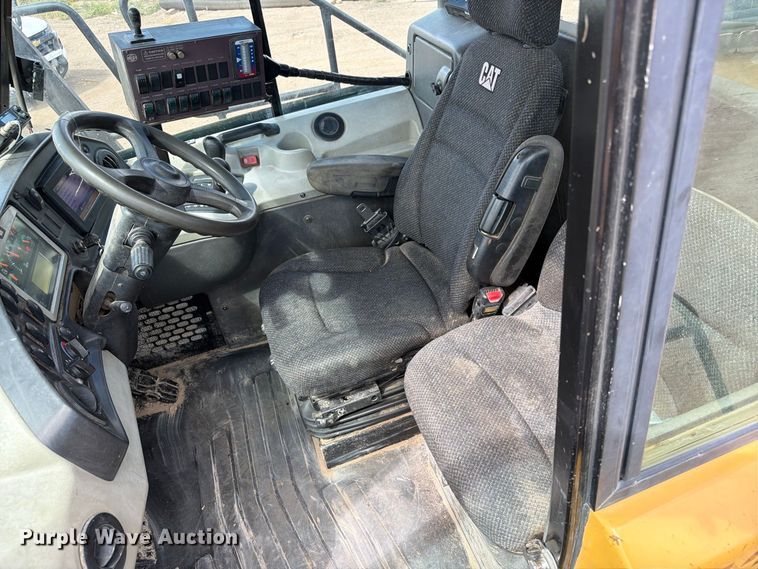 image for item ED0208 2015 Caterpillar 730C water wagon