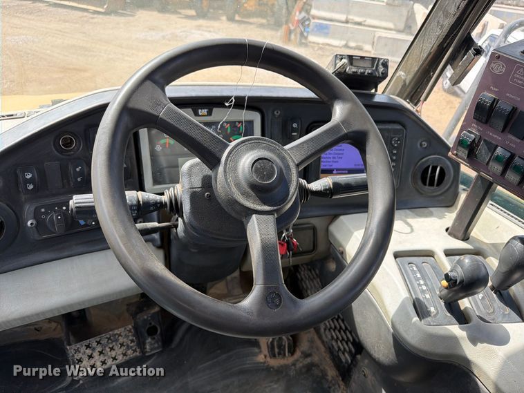 image for item ED0208 2015 Caterpillar 730C water wagon