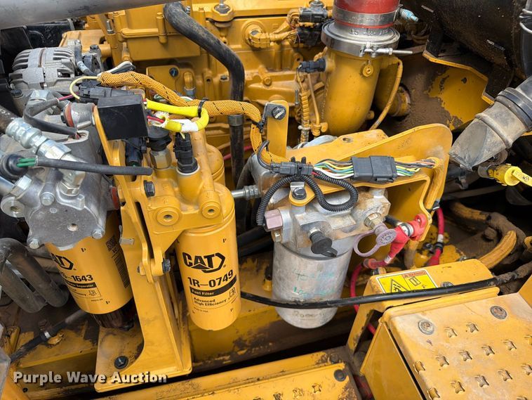 image for item ED0208 2015 Caterpillar 730C water wagon