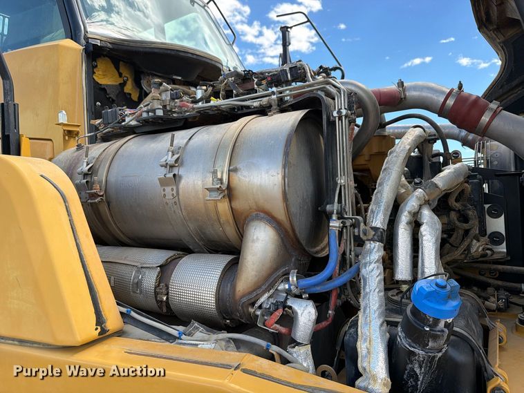 image for item ED0208 2015 Caterpillar 730C water wagon