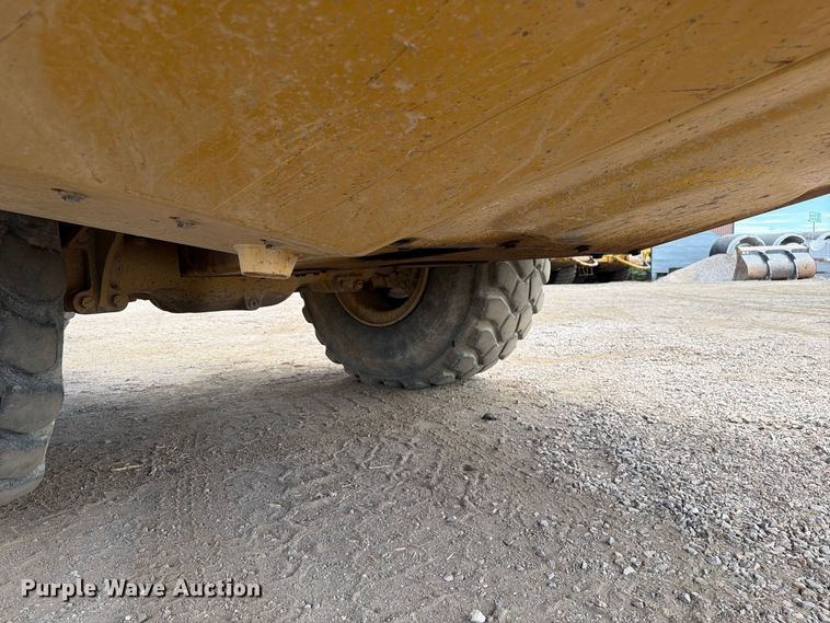 image for item ED0208 2015 Caterpillar 730C water wagon