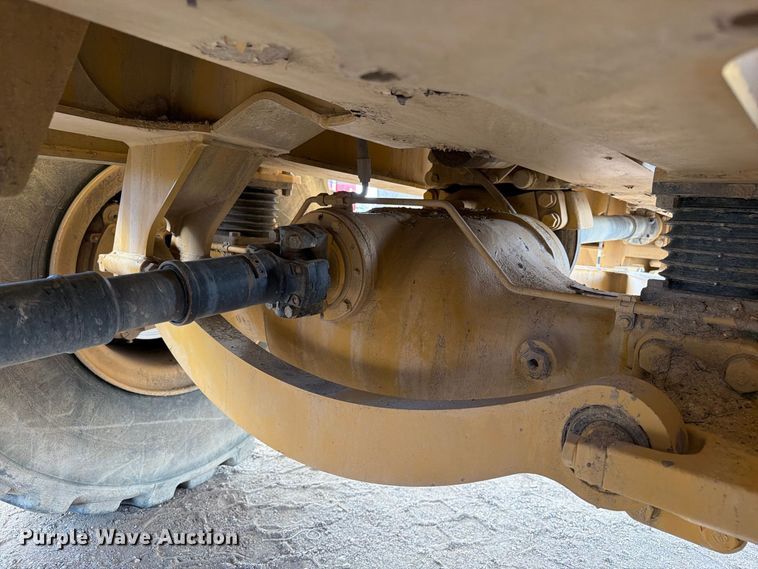 image for item ED0208 2015 Caterpillar 730C water wagon