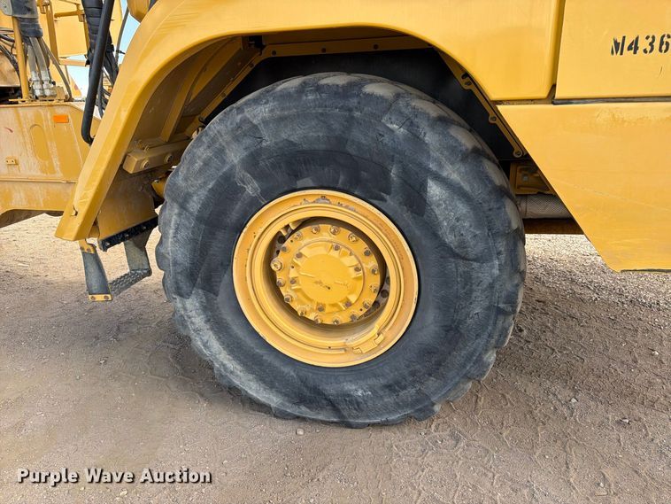 image for item ED0208 2015 Caterpillar 730C water wagon