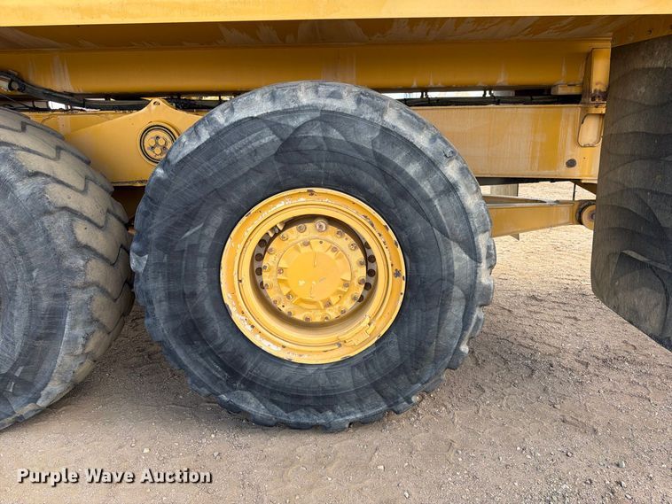 image for item ED0208 2015 Caterpillar 730C water wagon