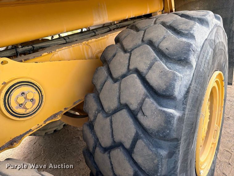 image for item ED0208 2015 Caterpillar 730C water wagon