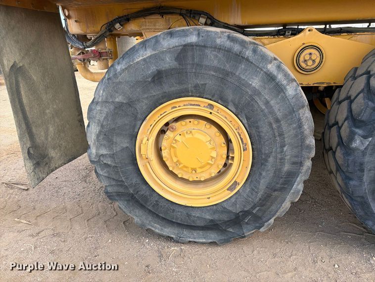 image for item ED0208 2015 Caterpillar 730C water wagon
