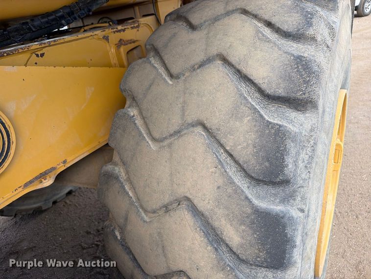 image for item ED0208 2015 Caterpillar 730C water wagon