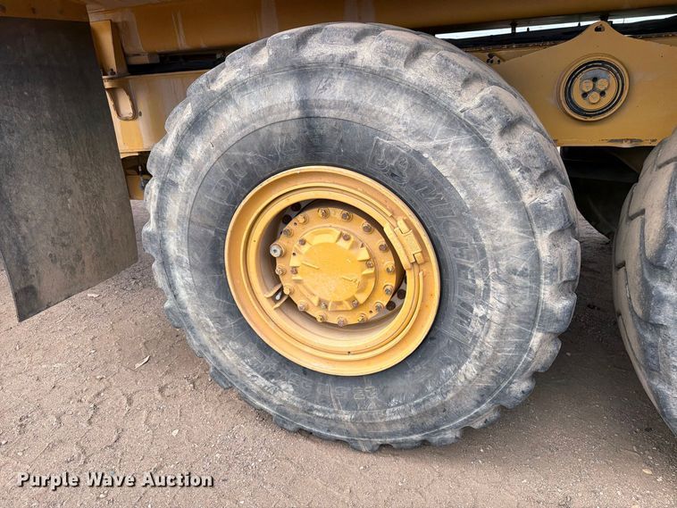 image for item ED0208 2015 Caterpillar 730C water wagon