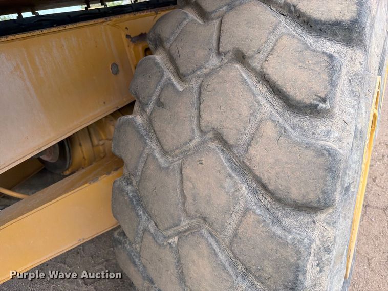 image for item ED0208 2015 Caterpillar 730C water wagon