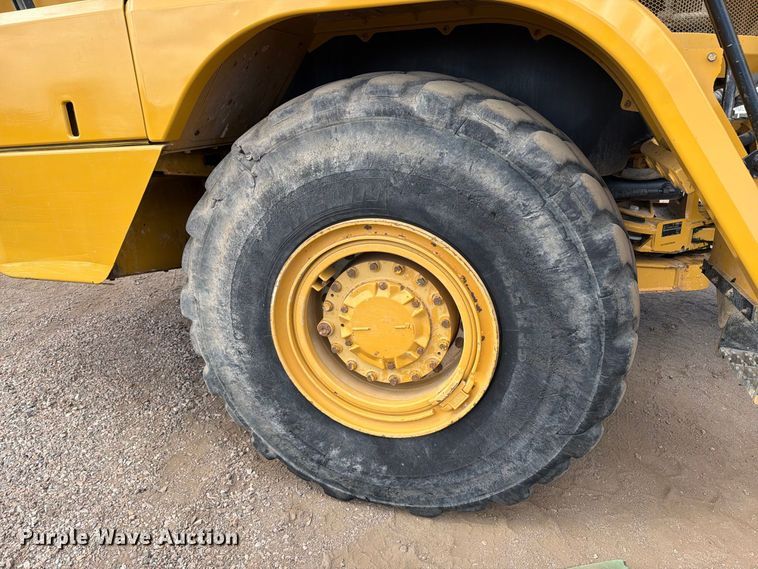 image for item ED0208 2015 Caterpillar 730C water wagon