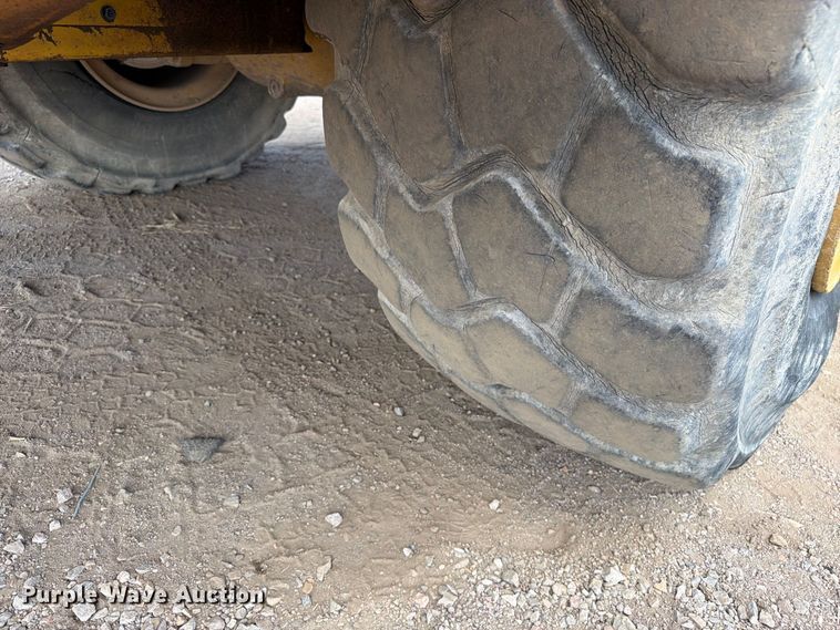 image for item ED0208 2015 Caterpillar 730C water wagon