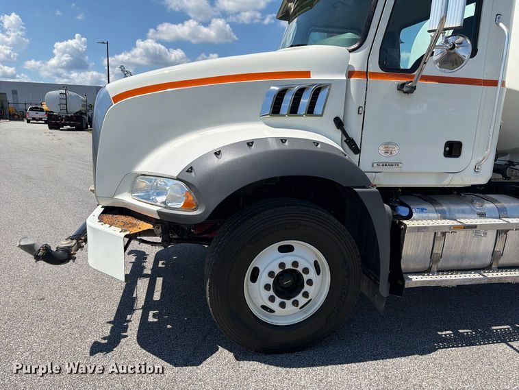 image for item EF1350 2020 Mack Granite water truck