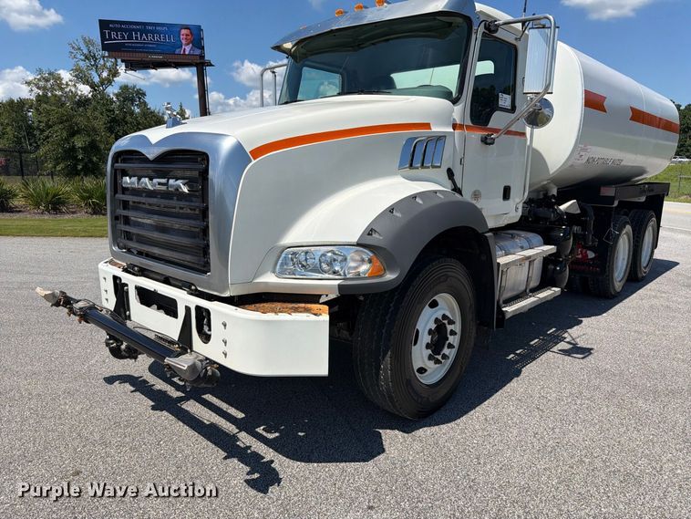 image for item EF1350 2020 Mack Granite water truck