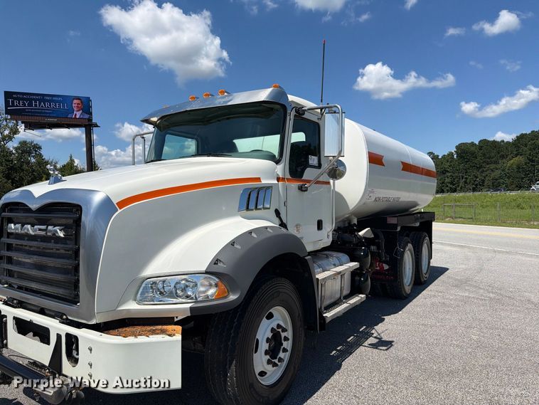 image for item EF1350 2020 Mack Granite water truck