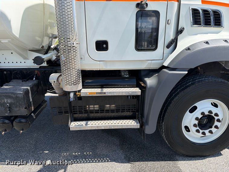 image for item EF1350 2020 Mack Granite water truck