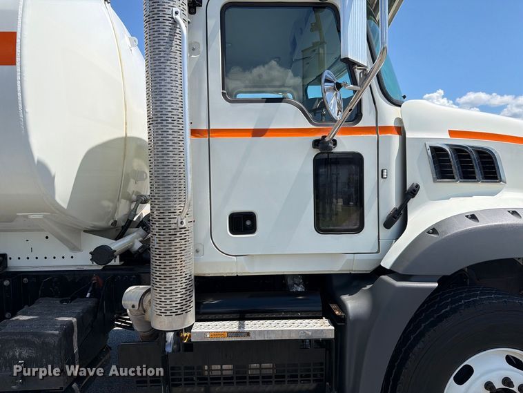 image for item EF1350 2020 Mack Granite water truck