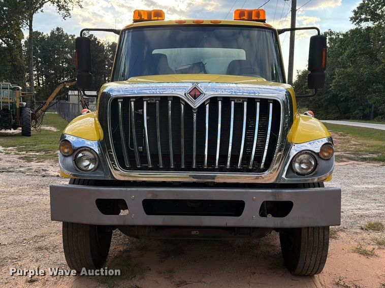 image for item EF1402 2012 International SA515 oil distributor truck