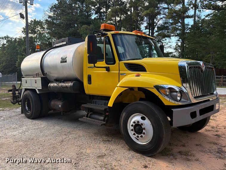 image for item EF1402 2012 International SA515 oil distributor truck