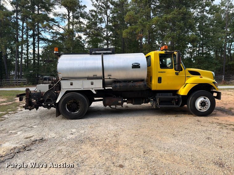 image for item EF1402 2012 International SA515 oil distributor truck