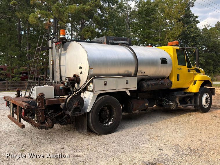 image for item EF1402 2012 International SA515 oil distributor truck