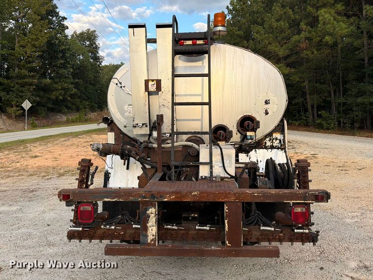 image for item EF1402 2012 International SA515 oil distributor truck