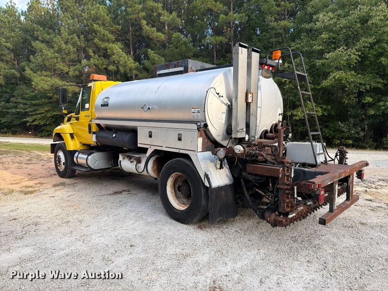 image for item EF1402 2012 International SA515 oil distributor truck