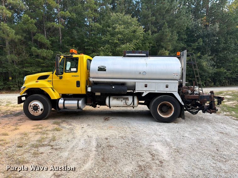 image for item EF1402 2012 International SA515 oil distributor truck