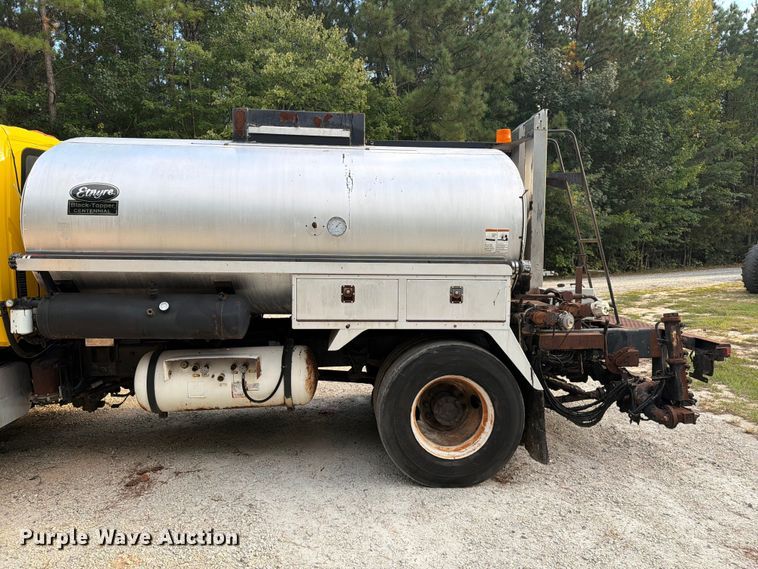 image for item EF1402 2012 International SA515 oil distributor truck