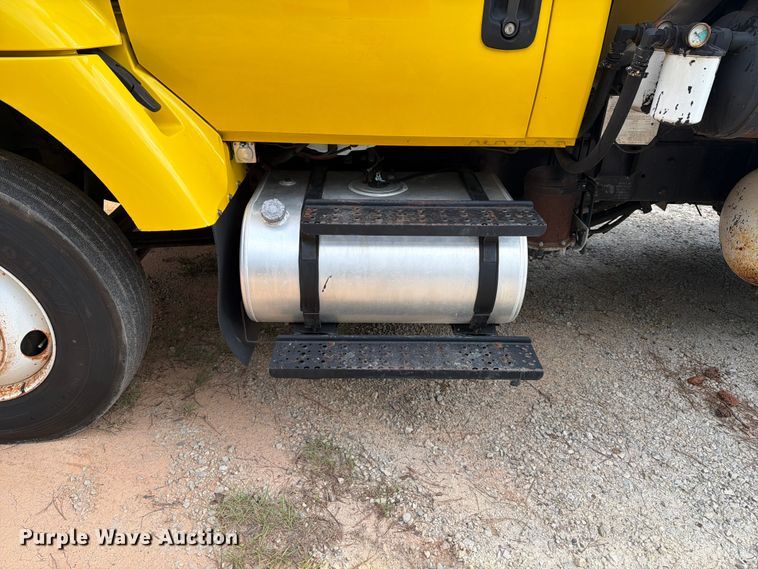image for item EF1402 2012 International SA515 oil distributor truck