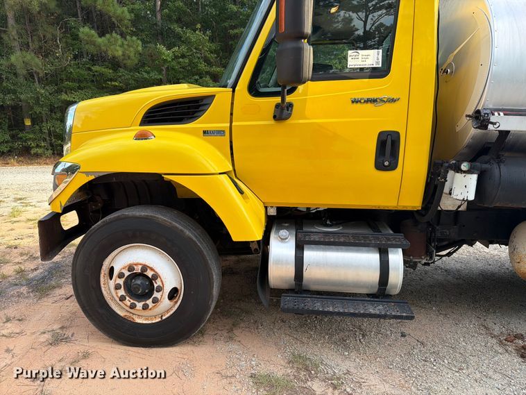 image for item EF1402 2012 International SA515 oil distributor truck
