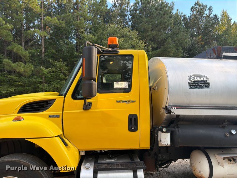 image for item EF1402 2012 International SA515 oil distributor truck
