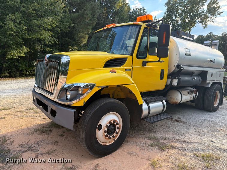image for item EF1402 2012 International SA515 oil distributor truck