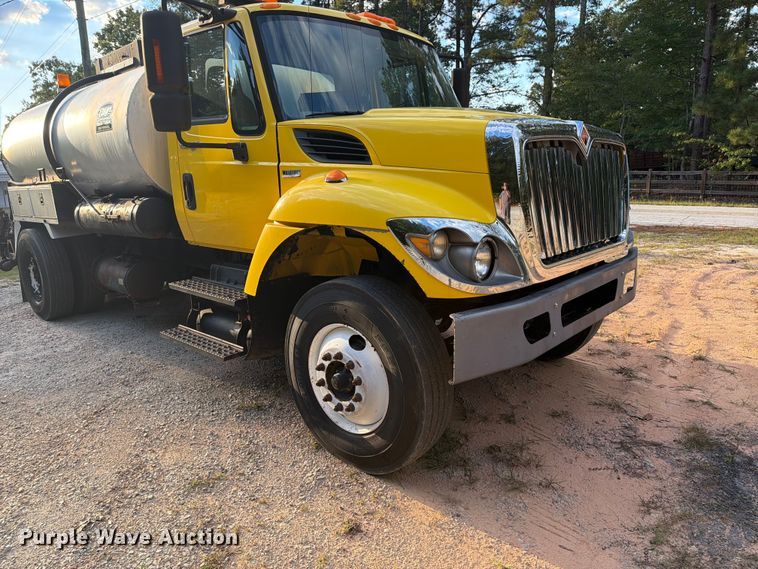 image for item EF1402 2012 International SA515 oil distributor truck