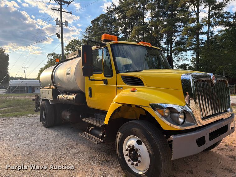 image for item EF1402 2012 International SA515 oil distributor truck