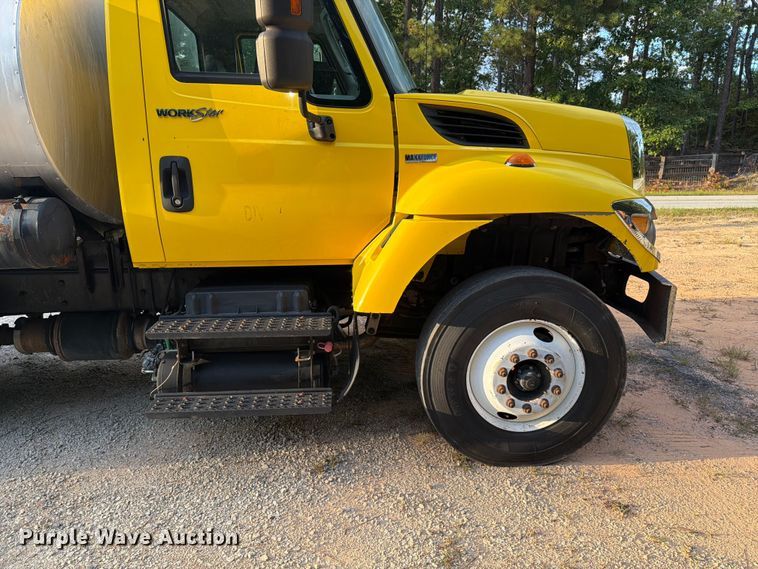 image for item EF1402 2012 International SA515 oil distributor truck