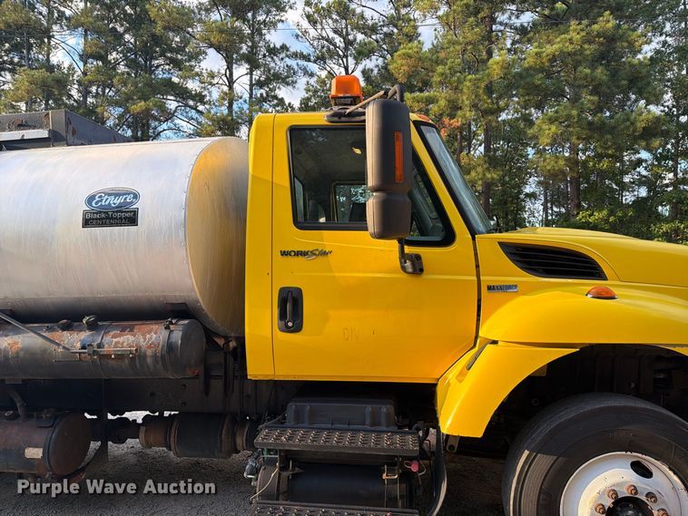 image for item EF1402 2012 International SA515 oil distributor truck