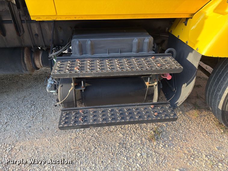 image for item EF1402 2012 International SA515 oil distributor truck