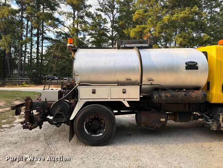 image for item EF1402 2012 International SA515 oil distributor truck