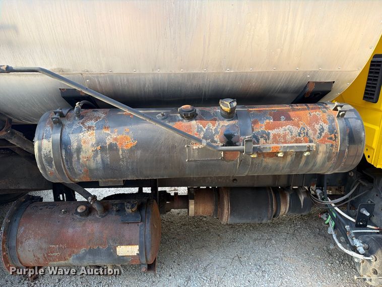 image for item EF1402 2012 International SA515 oil distributor truck