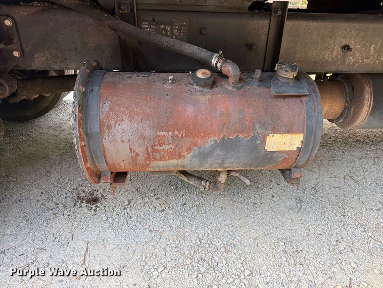 image for item EF1402 2012 International SA515 oil distributor truck