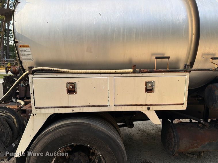 image for item EF1402 2012 International SA515 oil distributor truck