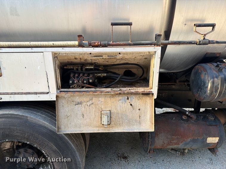 image for item EF1402 2012 International SA515 oil distributor truck
