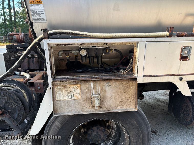 image for item EF1402 2012 International SA515 oil distributor truck