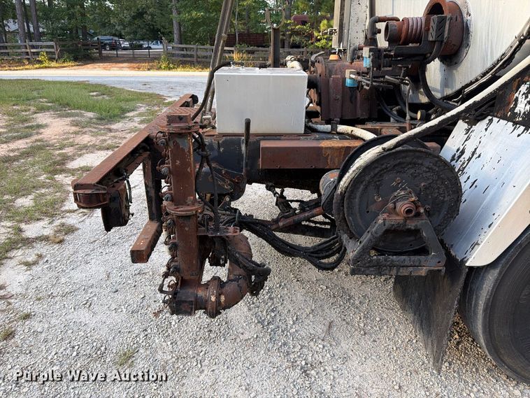 image for item EF1402 2012 International SA515 oil distributor truck