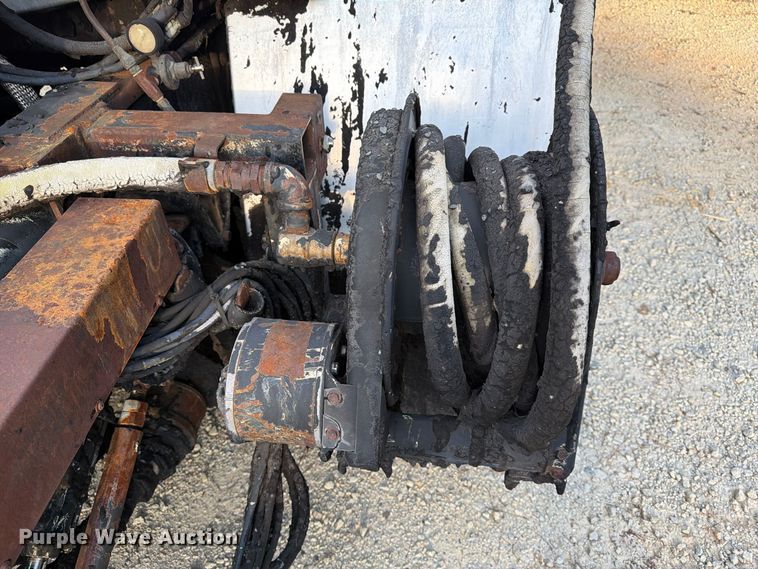 image for item EF1402 2012 International SA515 oil distributor truck