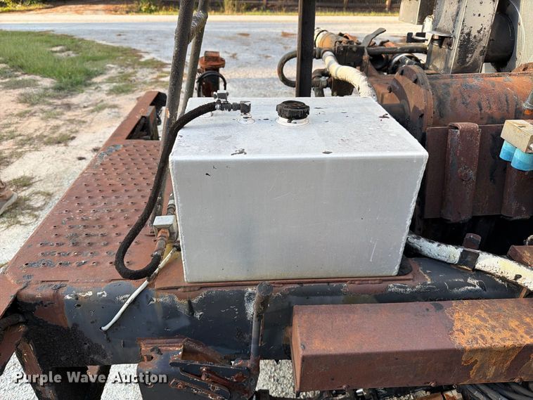 image for item EF1402 2012 International SA515 oil distributor truck