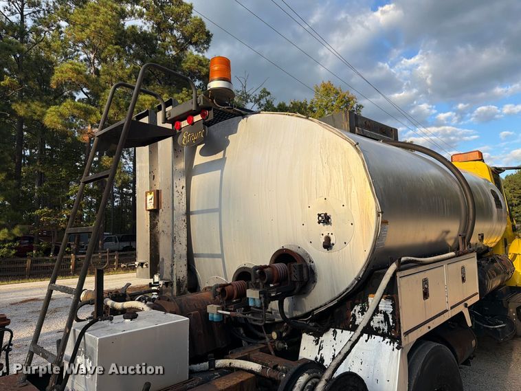 image for item EF1402 2012 International SA515 oil distributor truck