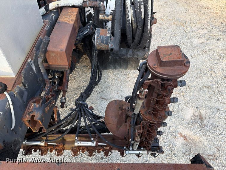 image for item EF1402 2012 International SA515 oil distributor truck